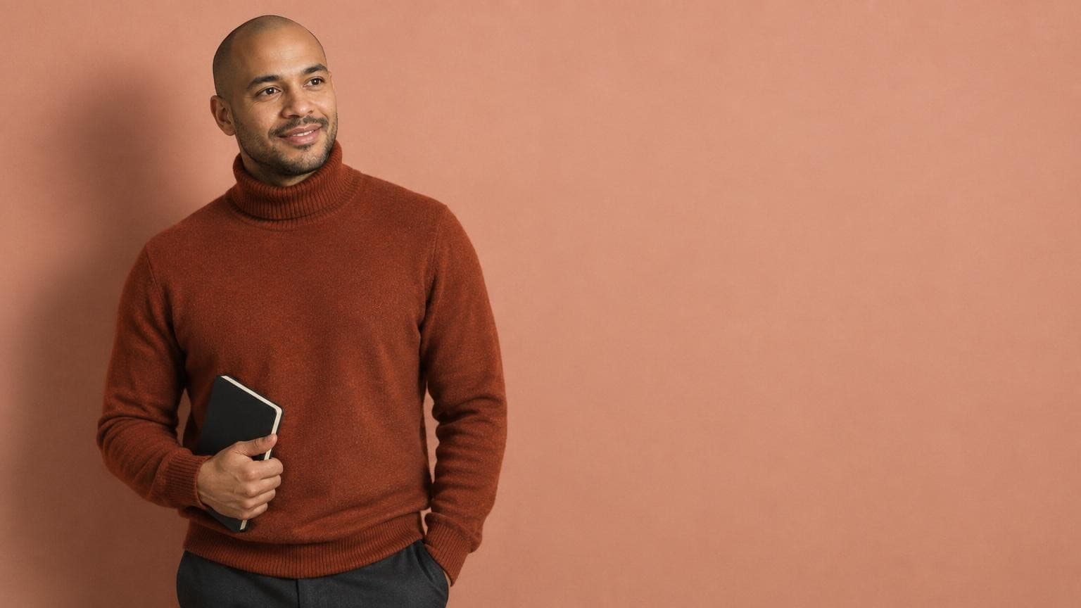 A coach with his notebook, his calendar filled without chasing anyone
