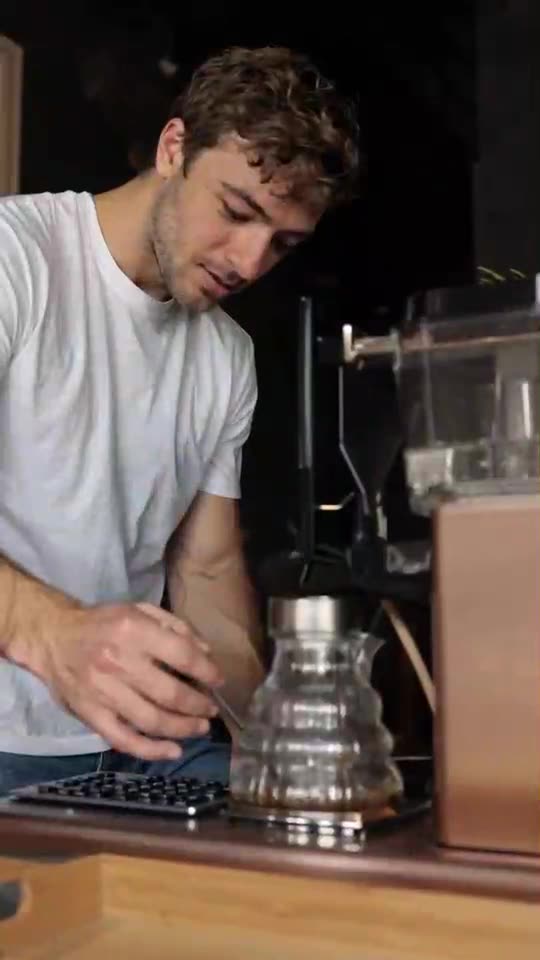 Le même plan, avec le barista remplacé par un jeune homme inventé